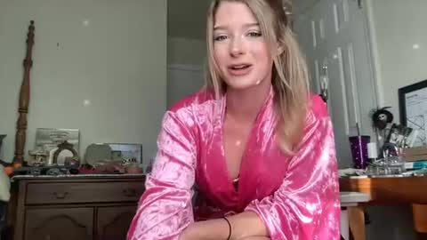Holly Hills online show from 07.08.26
