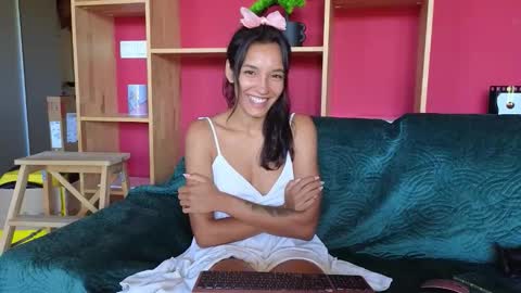 Snapshot of tia_j chatting on 09.21.25 tia_j online show from 09.21.25