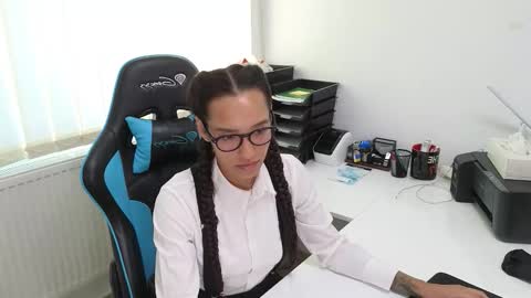 Snapshot of tia_j chatting on 09.22.25 tia_j online show from 09.22.25