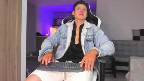 Snapshot of tiago_goez chatting on 10.08.25 santiago online show from 10.08.25