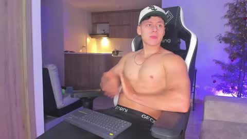 Snapshot of tiago_goez chatting on 12.16.25 santiago online show from 12.16.25