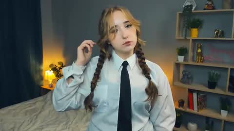 Snapshot of tiaraganze chatting on 10.27.25 Ariana online show from 10.27.25