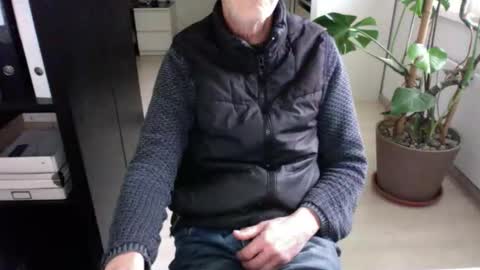 Snapshot of tiburzio chatting on 12.01.25 tiburzio online show from 12.01.25