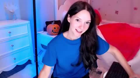 Snapshot of ticketshow chatting on 10.28.25 ticketshow online show from 10.28.25