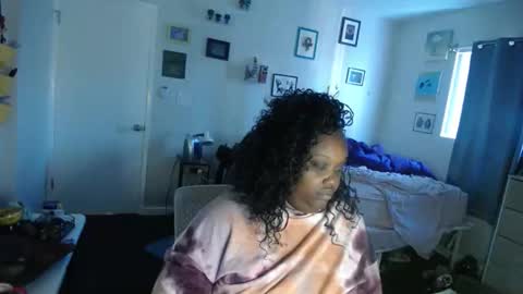 Snapshot of tierrahenri chatting on 10.18.25 Tierra Henri online show from 10.18.25