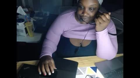 Snapshot of tierrahenri chatting on 10.20.25 Tierra Henri online show from 10.20.25