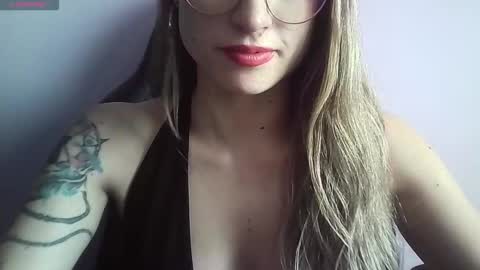 Snapshot of tifanny_a chatting on 09.10.25 Tifanny online show from 09.10.25