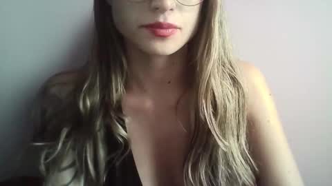 Snapshot of tifanny_a chatting on 09.11.25 Tifanny online show from 09.11.25