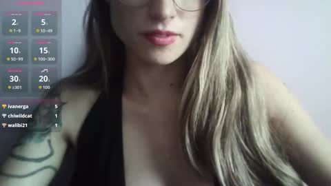 Snapshot of tifanny_a chatting on 11.25.25 Tifanny online show from 11.25.25