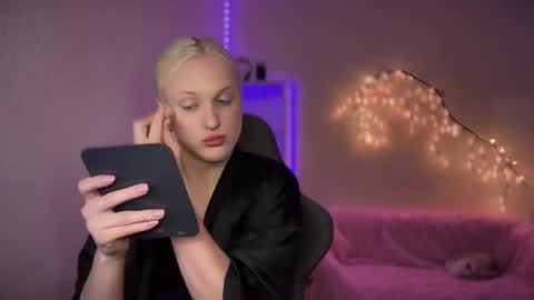 Snapshot of tiffany2005 chatting on 10.28.25 Amira online show from 10.28.25