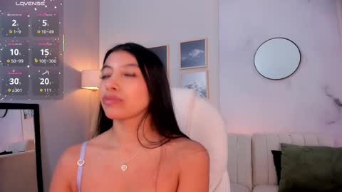 Snapshot of tiffany_low chatting on 11.20.25 tiffany_low online show from 11.20.25