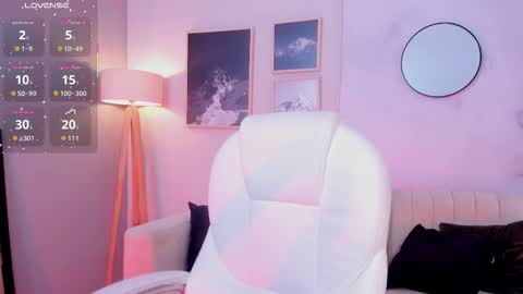 Snapshot of tiffany_low chatting on 12.01.25 tiffany_low online show from 12.01.25