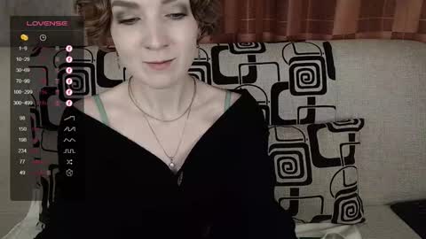 Snapshot of tinawincee chatting on 11.14.25 Tina online show from 11.14.25