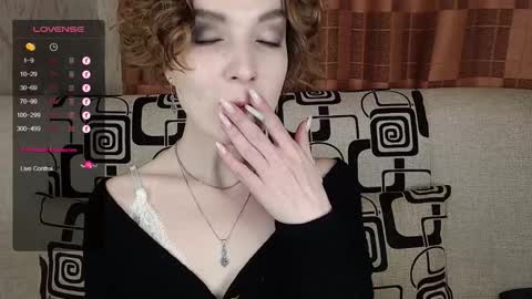 Snapshot of tinawincee chatting on 11.28.25 Tina online show from 11.28.25