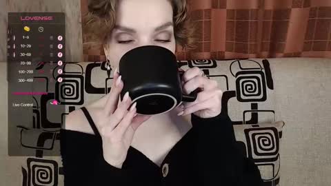 Snapshot of tinawincee chatting on 12.18.25 Tina online show from 12.18.25