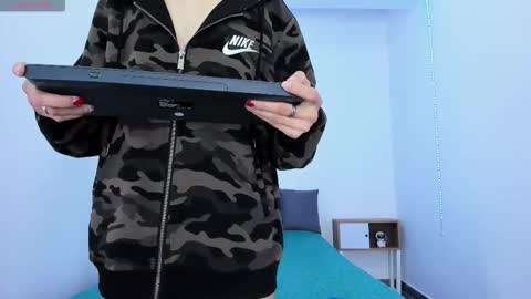 Snapshot of tinny_and_candy chatting on 09.18.25 TINNY AND CANDY online show from 09.18.25