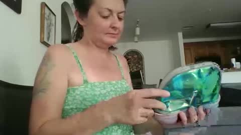 Snapshot of tinyassbossymilf chatting on 04.17.26 tinyassbossymilf online show from 04.17.26