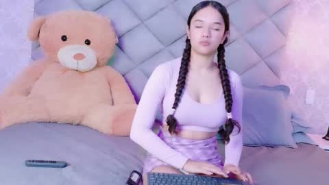 Snapshot of tinycurlqueen chatting on 12.01.25 TinyCurlQueen online show from 12.01.25