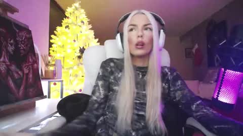 stage Kylie Sinner  brand CLITBAIT online show from 12.22.25