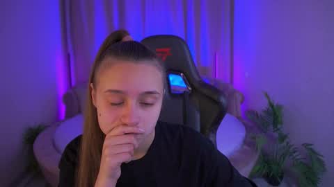 Snapshot of tinynataliee chatting on 11.24.25 tinynataliee online show from 11.24.25