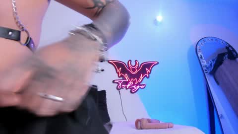   Independent model online show from 01.21.25