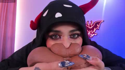   Independent model online show from 09.11.25