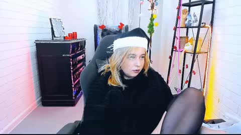 Tolli Moll online show from 12.27.24