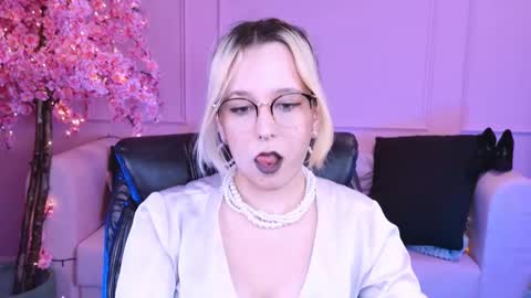 Tolli Moll online show from 01.15.25