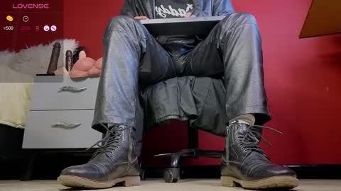 Snapshot of tom_brown12 chatting on 11.06.25 Tom online show from 11.06.25