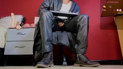 Snapshot of tom_brown12 chatting on 11.19.25 Tom online show from 11.19.25