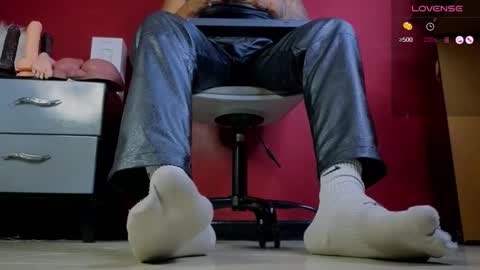 Snapshot of tom_brown12 chatting on 12.20.25 Tom online show from 12.20.25