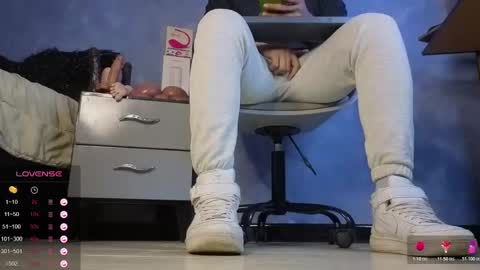 Snapshot of tom_brown12 chatting on 02.25.26 Tom online show from 02.25.26