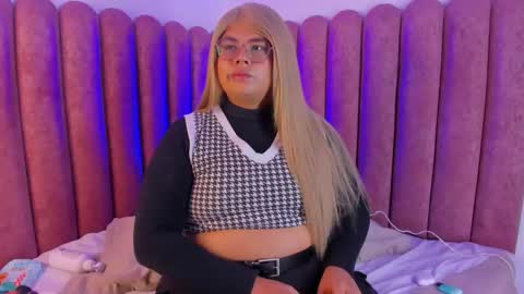 Snapshot of tom_silver_ chatting on 09.18.25 Tom Silver online show from 09.18.25