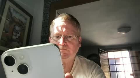 Snapshot of tomascausa chatting on 12.11.24 Hola online show from 12.11.24