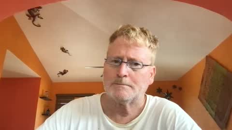 Snapshot of tomascausa chatting on 10.20.25 Hola online show from 10.20.25