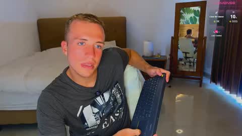 Snapshot of tommy_cumfinger chatting on 10.01.25 Tommy online show from 10.01.25