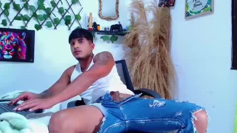 Snapshot of tommy_hotguy chatting on 09.11.25 tommy online show from 09.11.25