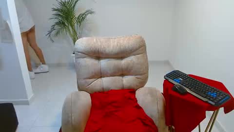 Snapshot of tomy337271 chatting on 12.04.25 tomy337271 online show from 12.04.25