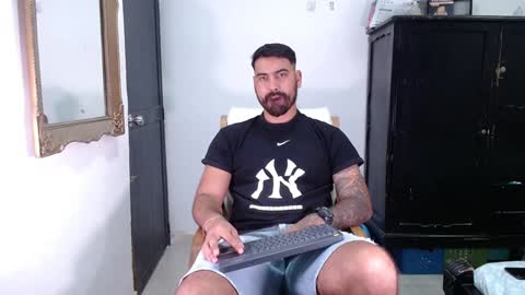 Snapshot of tomy_johnson2 chatting on 01.26.25 Tomas jhonson online show from 01.26.25