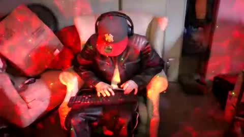 Snapshot of topdogintraining93 chatting on 11.04.25 SagMeOreduceMe online show from 11.04.25