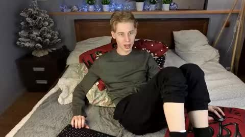 Snapshot of toxicpassion chatting on 12.20.25 Max online show from 12.20.25