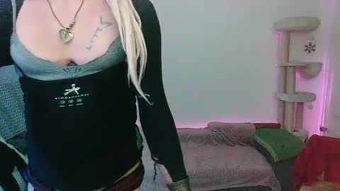 Snapshot of toyboybitchslut chatting on 12.21.24 Patrizia online show from 12.21.24