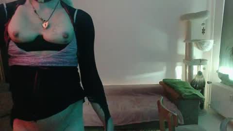 Snapshot of toyboybitchslut chatting on 02.17.25 Patrizia online show from 02.17.25