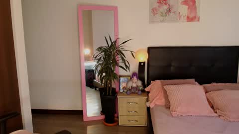 Snapshot of traci_lords20 chatting on 12.18.25 Traci online show from 12.18.25