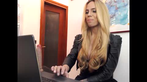 Snapshot of transexy8 chatting on 01.31.25 transexy8 online show from 01.31.25