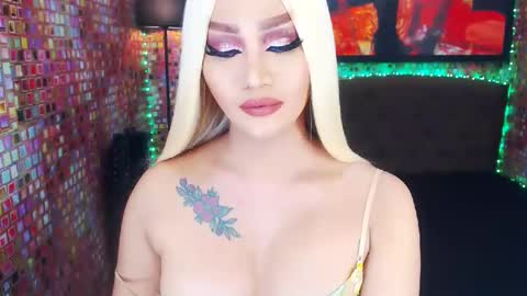 Snapshot of transplayfullolivia chatting on 02.10.25 KYLIE BELLA  TS online show from 02.10.25