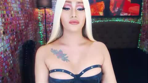 Snapshot of transplayfullolivia chatting on 02.16.25 KYLIE BELLA  TS online show from 02.16.25