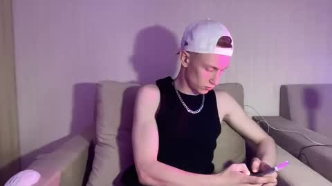 Snapshot of travis_gracile chatting on 04.08.26 Travis online show from 04.08.26