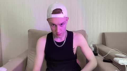 Snapshot of travis_gracile chatting on 04.09.26 Travis online show from 04.09.26