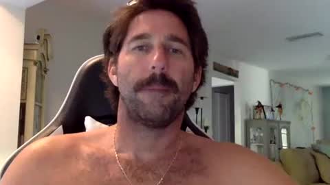 Snapshot of traviskenn chatting on 10.18.25 TravisKenn online show from 10.18.25